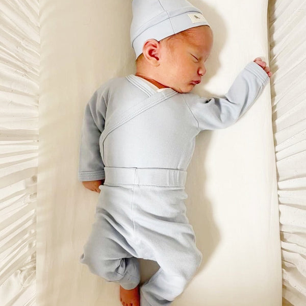 Bebé con set de esenciales Mae & Mini en algodón Pima orgánico